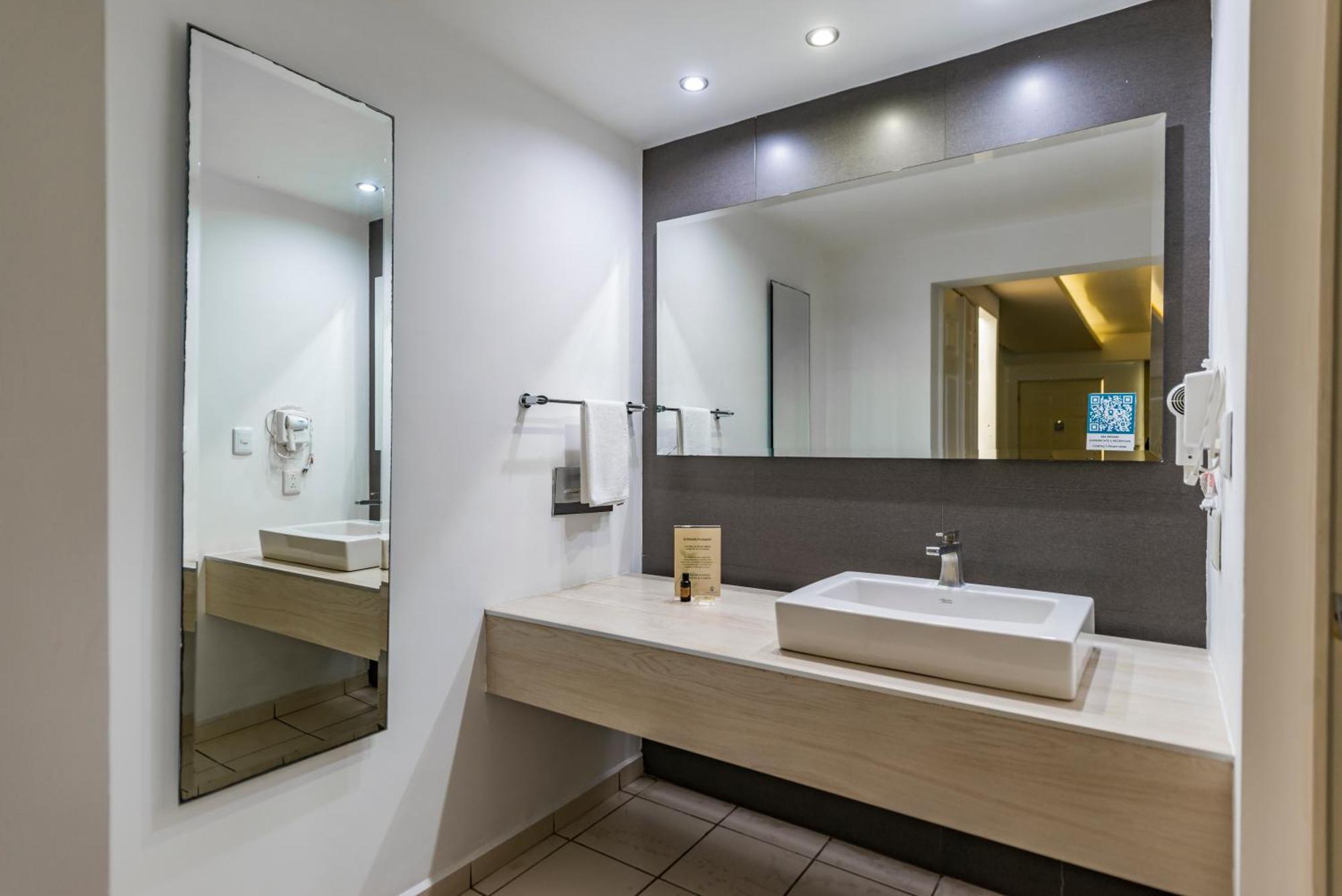 Quinta Dorada Hotel & Suites Saltillo Kültér fotó