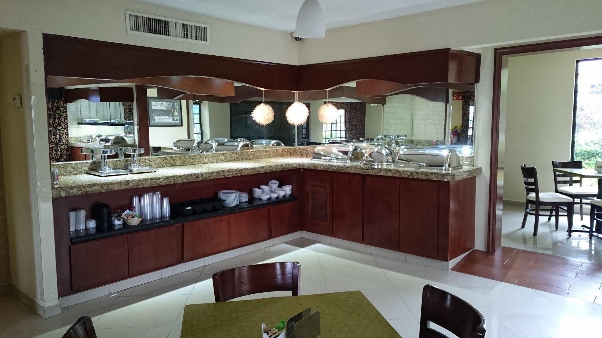 Quinta Dorada Hotel & Suites Saltillo Kültér fotó