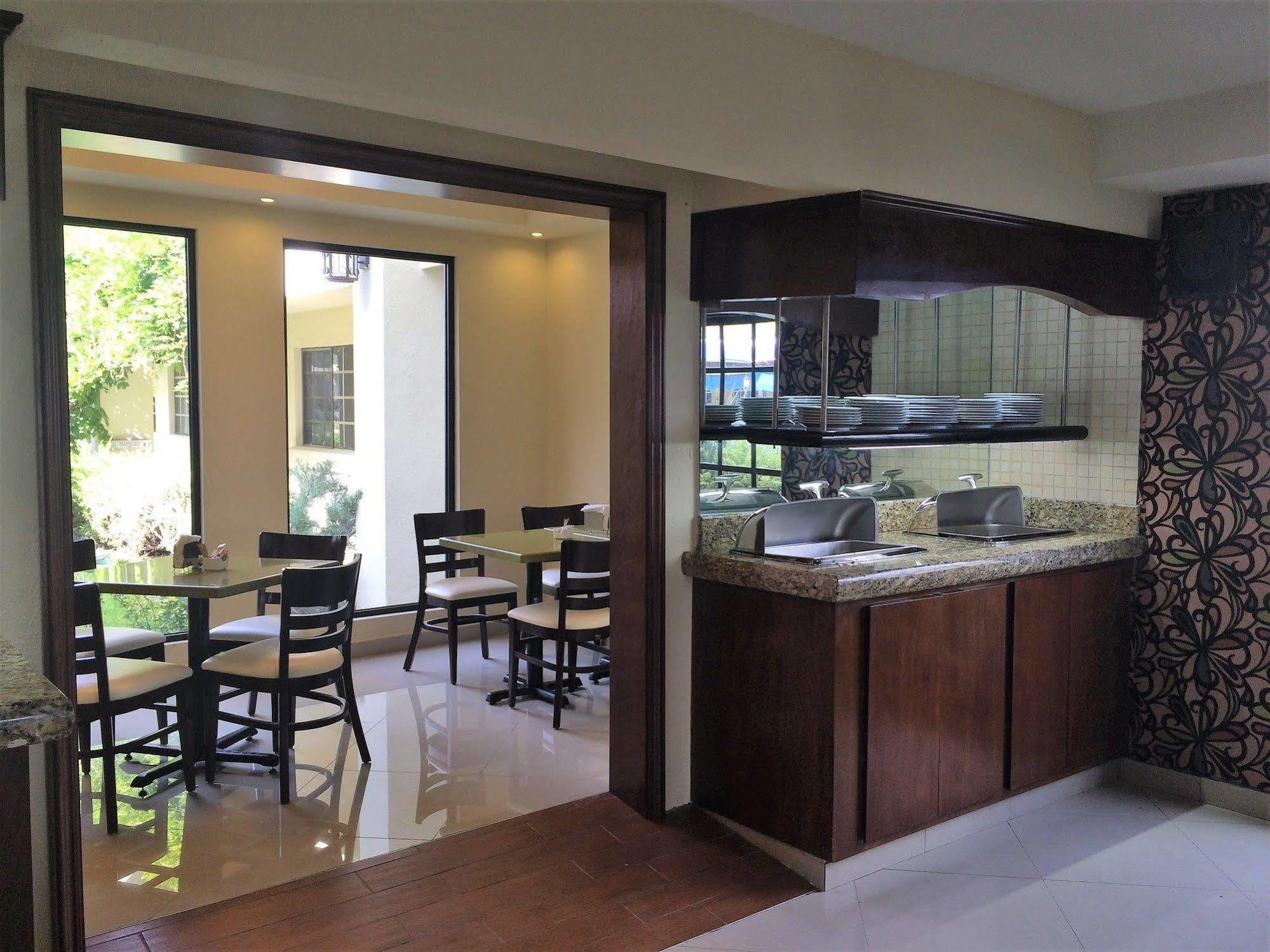 Quinta Dorada Hotel & Suites Saltillo Kültér fotó